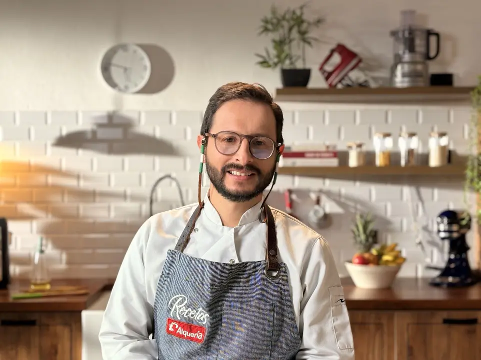 Chef impartiendo clase práctica en cocina de la Escuela Alquería.