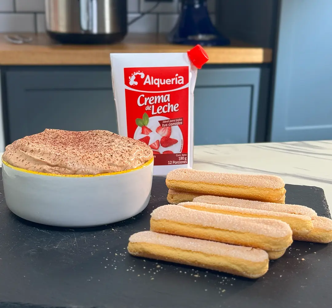 Chef enseñando técnicas culinarias en curso online de Alquería.