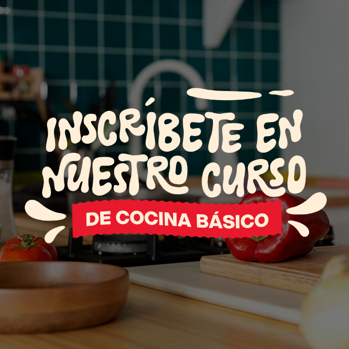 Chef preparando una receta con crema Alquería en cocina profesional.