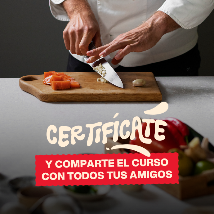 Mesa con ingredientes frescos y cremas Alquería listas para cocinar.